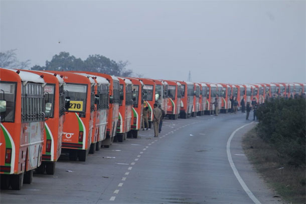 కాషాయ రంగులో కనువిందు : వరుసగా 500 బస్సులు
