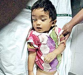 తండ్రి కారుకిందపడి చిన్నారి మృతి