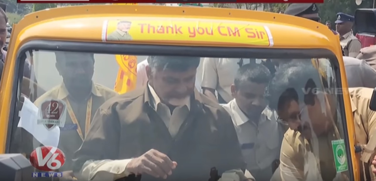 AP CM Chandrababu Drives Auto | Auto Drivers Thanks Babu Over Cancellation Of Life Tax