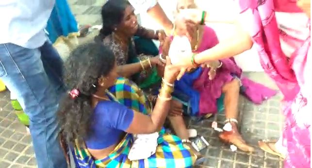 చీరల కోసం తొక్కిసలాట : షాపింగ్ మాల్ పై కేసు నమోదు