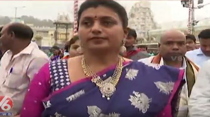పసుపు కుంకుమ పేరుతో ఓట్లు కొనడం దారుణం : రోజా