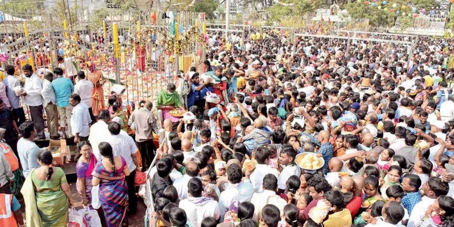 మేడారం మినీ జాతర ముగింపు : ఎంపీల దర్శనం