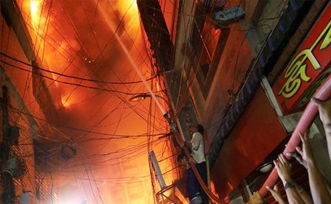 బంగ్లాదేశ్ లో ఘోర అగ్ని ప్రమాదం: 69 మంది సజీవ దహనం