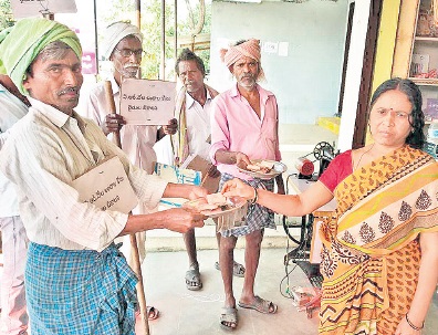 లంచమిచ్చేందుకు మళ్లీ రైతుల భిక్షాటన 