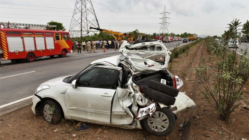 కారు-బస్సు ఢీ : నలుగురు మృతి