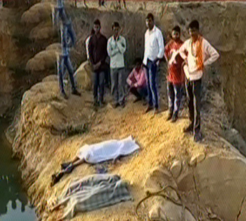 క్వారీ గుంతలో పడి ముగ్గురు చిన్నారులు మృతి