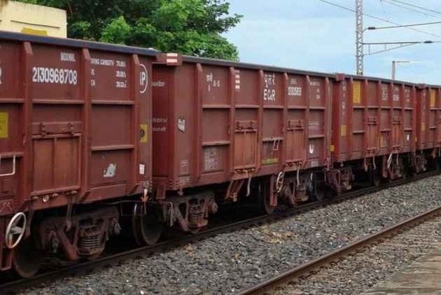గూడ్స్ రైలు ఎక్కి సెల్ఫీ..యువకుడు మృతి