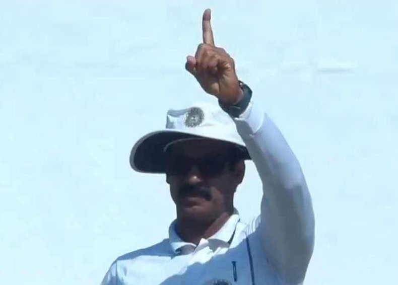 క్రికెట్ చరిత్రలోనే ఇలాంటి అంపైర్ ని చూడలేదట..!