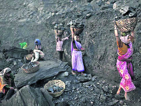 సింగరేణి గనుల్లో మహిళా కార్మికులు