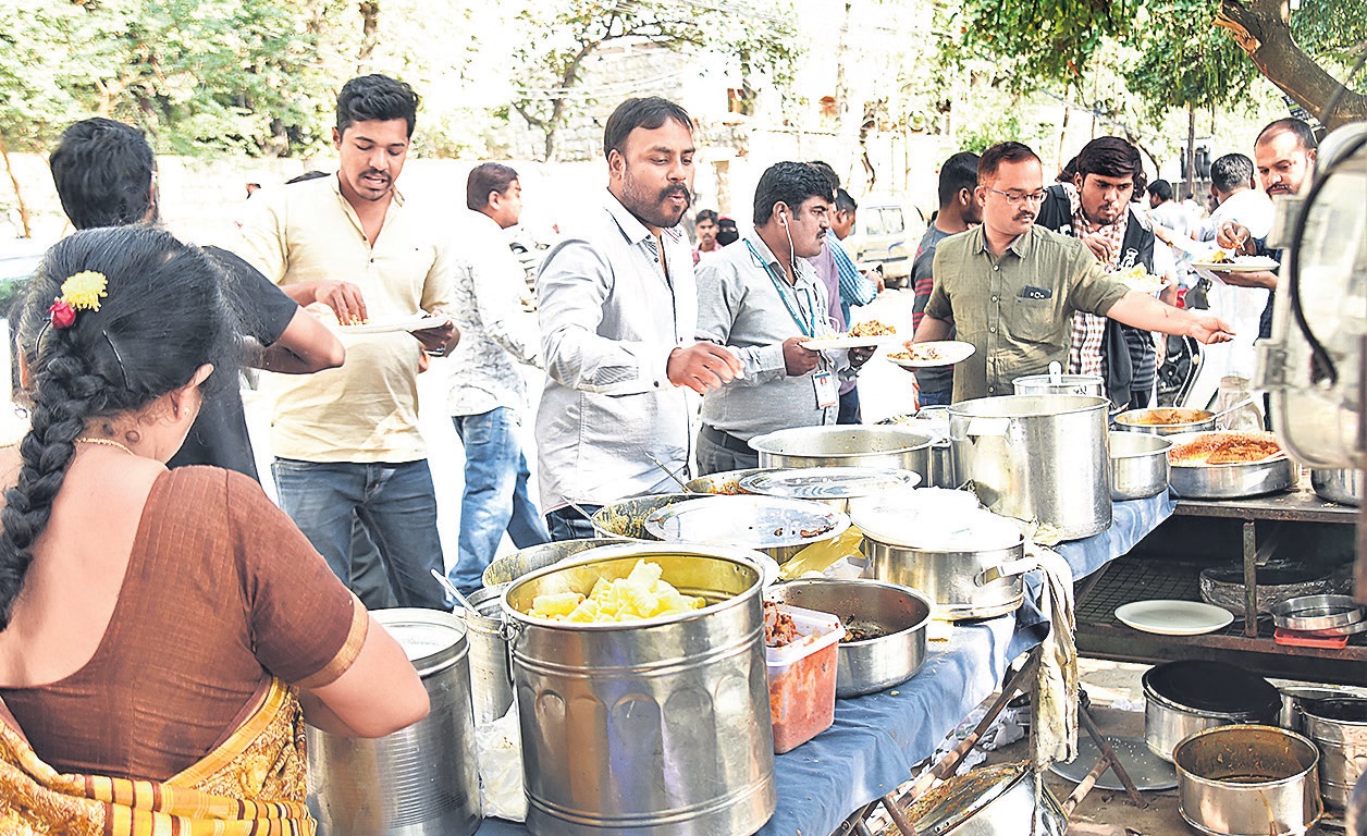 స్ట్రీట్ సైడ్ మెస్  : రేట్ తక్కువ.. టేస్ట్ ఎక్కువ