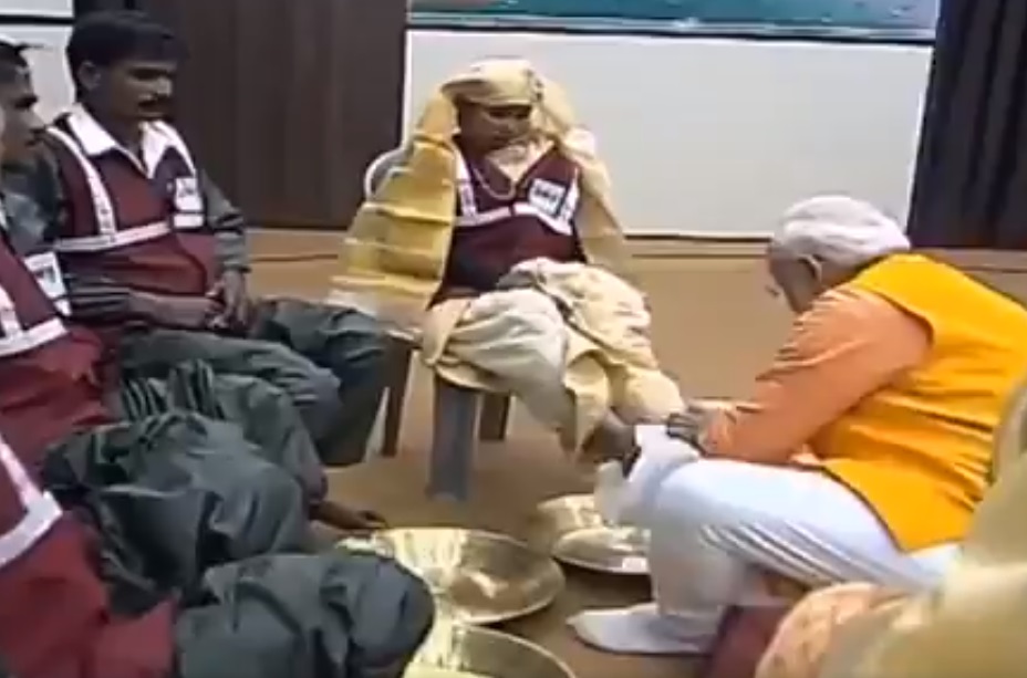 కార్మికుల కాళ్లు కడిగిన ప్రధాని మోడీ