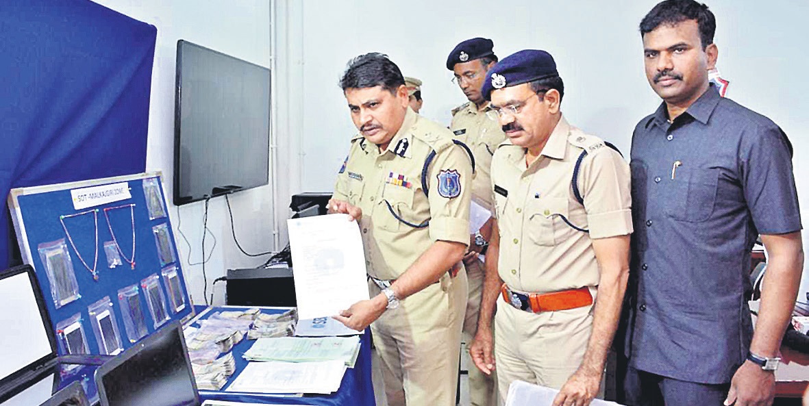 SBI లో కావాల్నా..రైల్వేలోనా