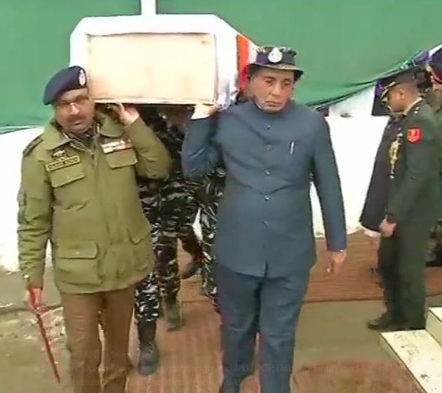 అమర జవాన్ పార్థివదేహాన్ని మోసిన రాజ్ నాథ్