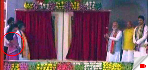 మహిళా మంత్రి నడుంపై చేయి వేసిన BJP మంత్రి