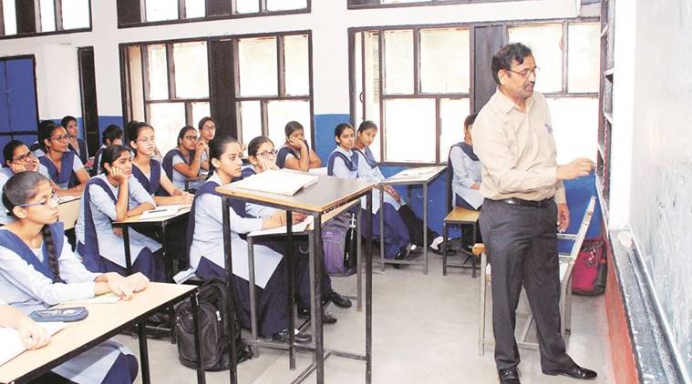 అర్హతలుంటెనే పాఠం చెప్పాలె