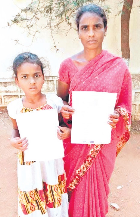 ఆస్తిలో వాటా కోసం మహిళ ఆందోళన