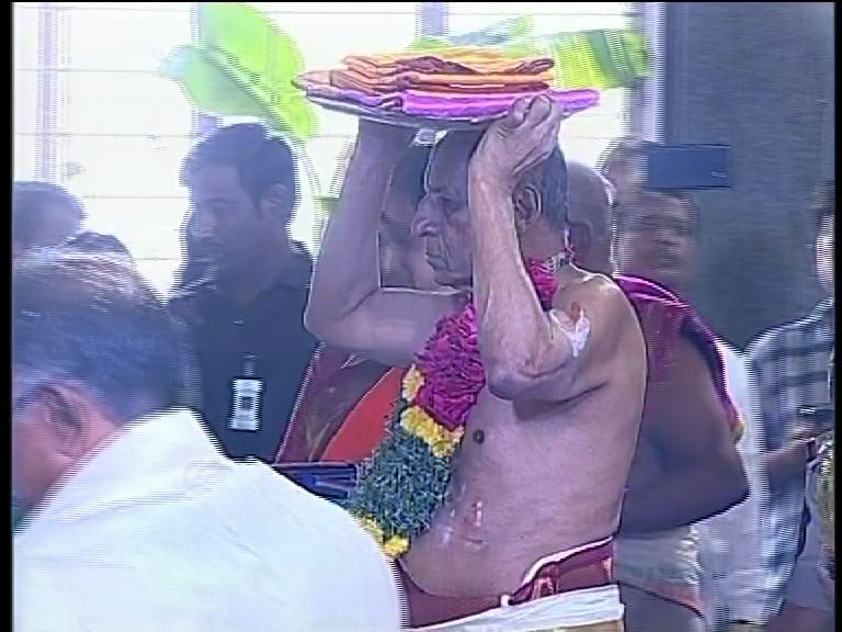 యాదాద్రి నర్సన్నకు గవర్నర్ పట్టువస్త్రాలు