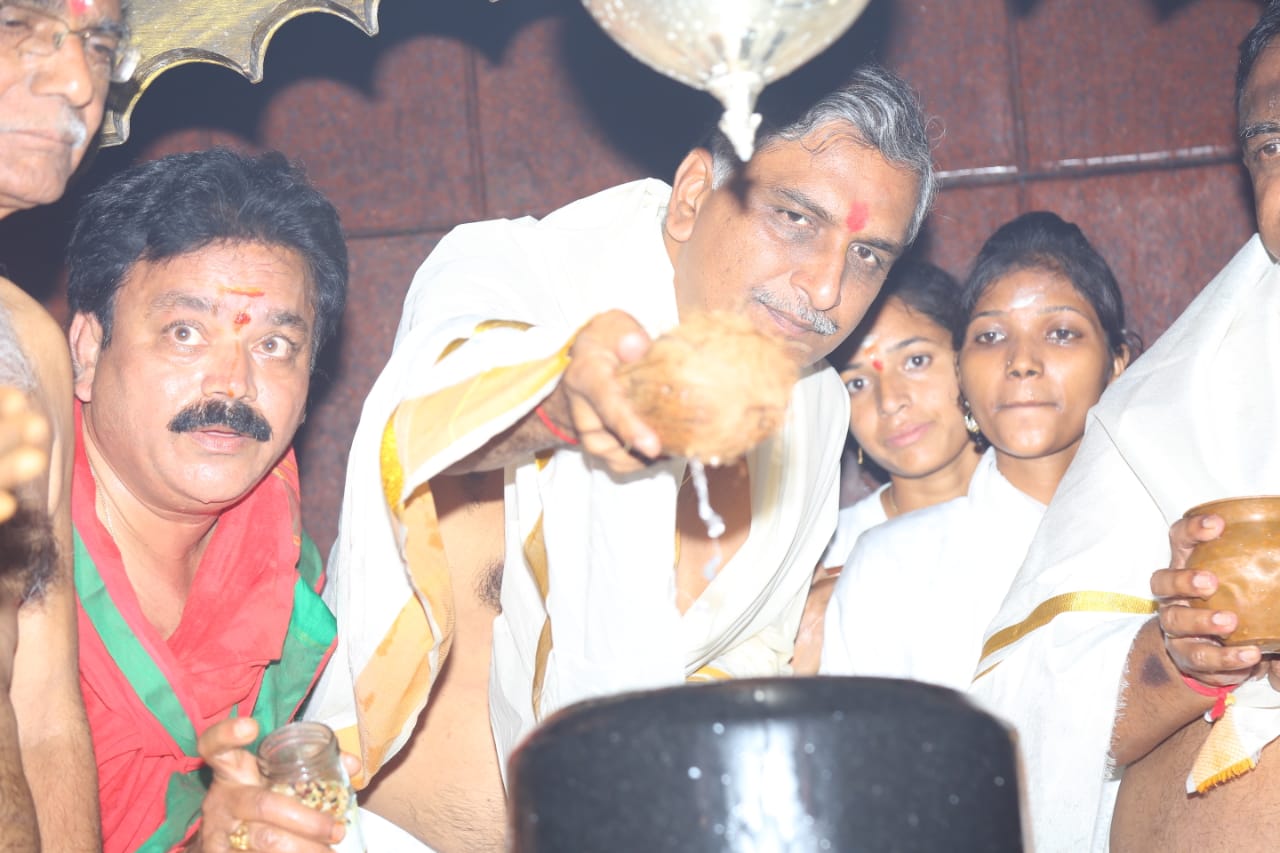 ప్రాచీన ఆలయాలకు పూర్వవైభవం : హరీష్ రావు