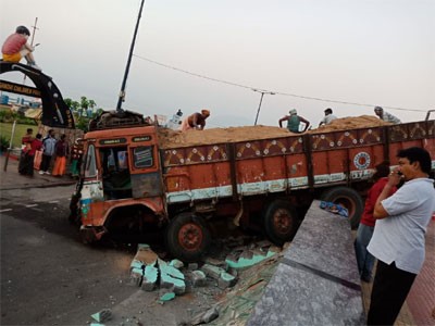 ఇసుక లారీ బీభత్సం..ఒకరి మృతి