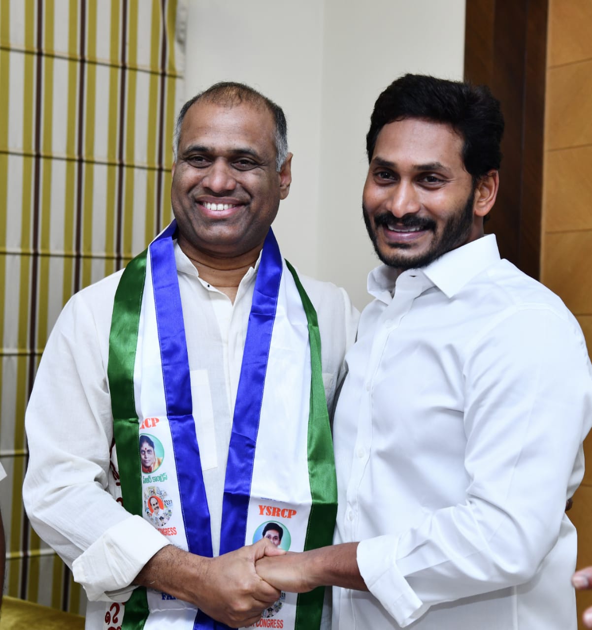 వైసీపీలోకి వలసలు : pvp ప్రసాద్, రాజారవీంద్రలకు ఆహ్వానం