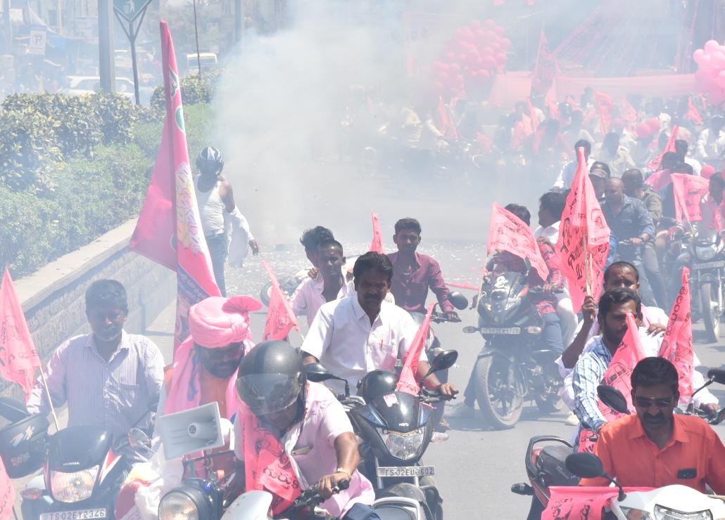 KTR స్వాగత ర్యాలీ : పటాకులు పేలి కార్యకర్తకు గాయాలు