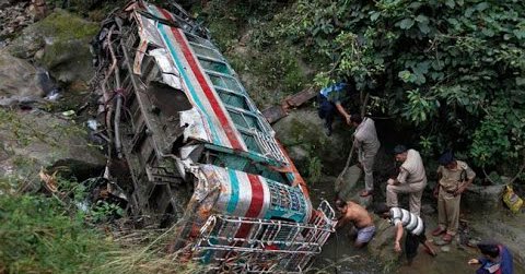 లోయలో పడ్డ బస్సు..ఆరుగురు మృతి