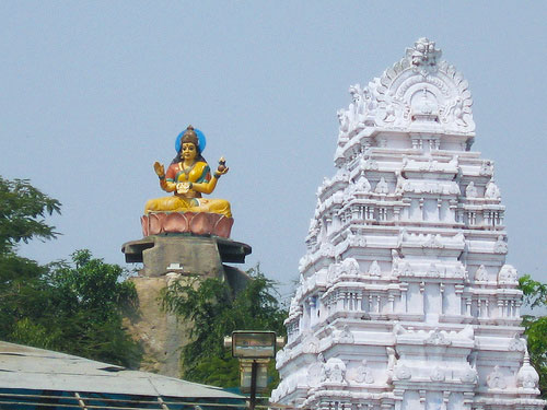 బాసరకు పోటెత్తిన భక్తులు