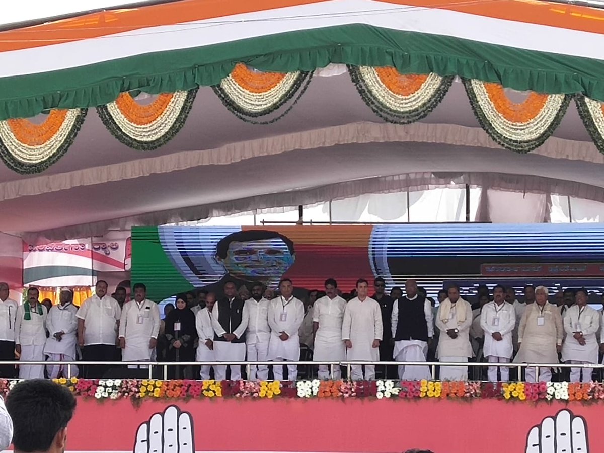 కర్ణాటకలో రాహుల్ సభ : పారికర్ కు నివాళి
