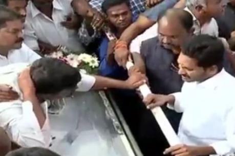 పులివెందులలో జగన్ : వివేకా మృతదేహానికి నివాళి