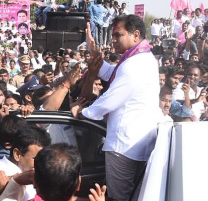 KTR Reached Karimnagar | TRS Leaders Grand Welcome To KTR | Lok Sabha Election Meeting | V6 News