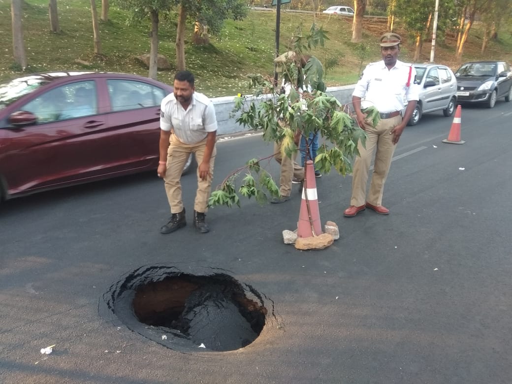 తెలంగాణ భవన్ ముందు రోడ్డుపై భారీ గుంత : ట్రాఫిక్ జామ్