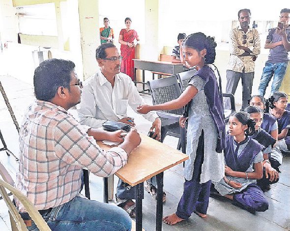రూ. వెయ్యి ఫోన్ పోయిందని.. విద్యార్థినులను చితకబాదింది