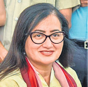 సుమలతపై ముగ్గురు సుమలతలు పోటీ