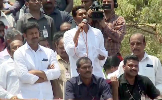 పసుపు-కుంకుమ పేరుతో బాబు మోసం : వైఎస్ జగన్