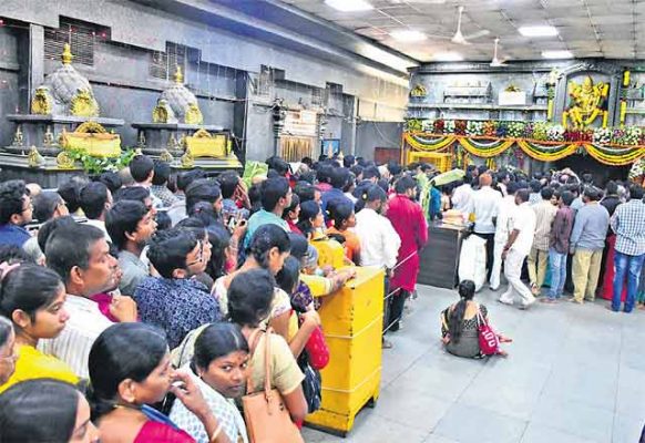యాదాద్రి ఆలయానికి పోటెత్తిన భక్తులు