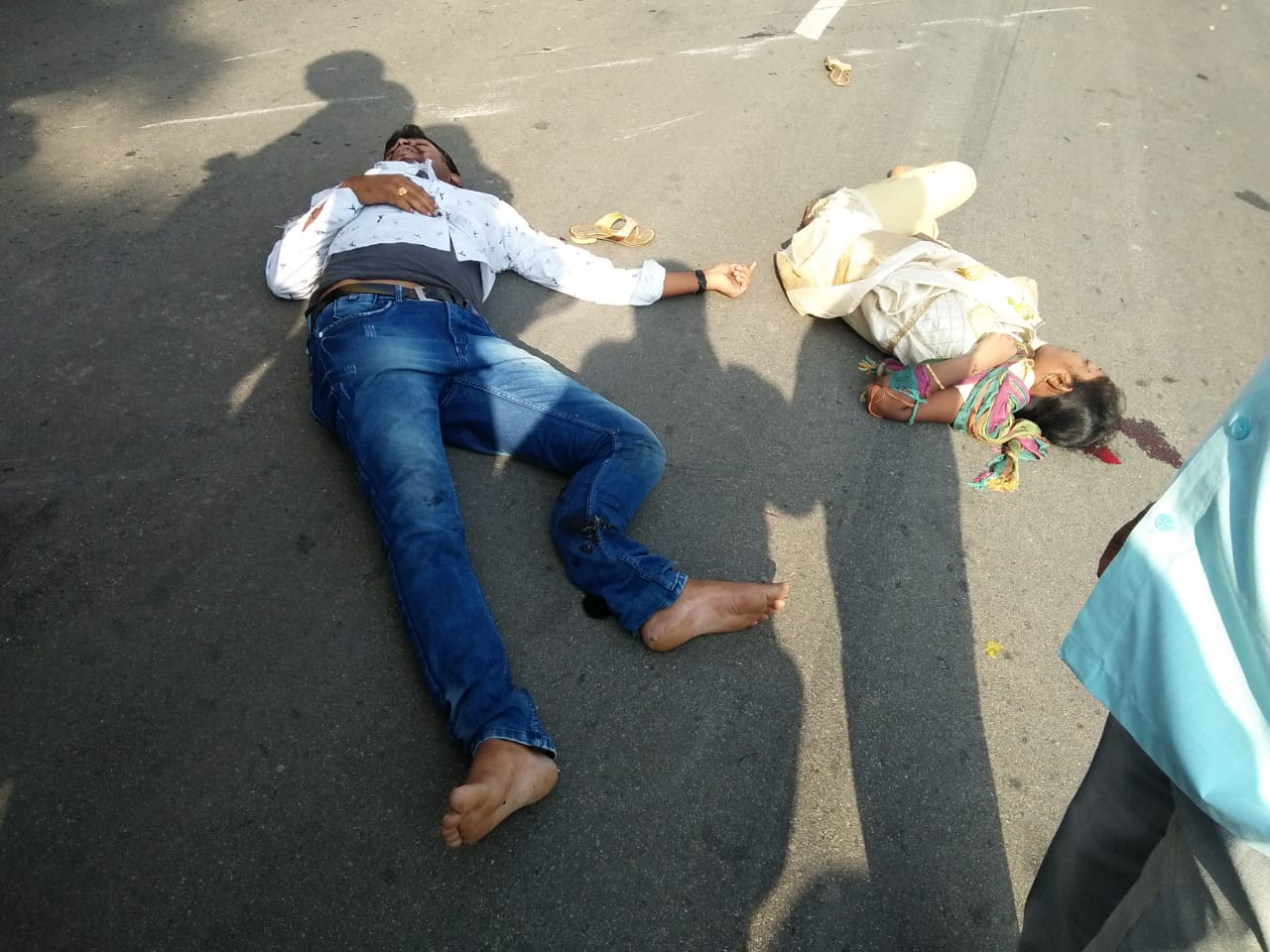 రోడ్డు ప్రమాదంలో నవ దంపతులు మృతి