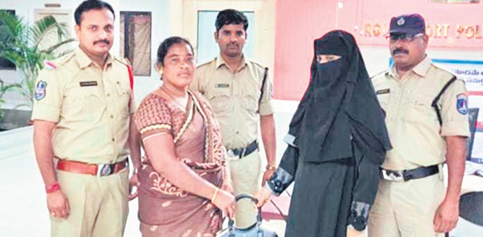 నిజాయితీని చాటుకున్న మహిళ : దొరికిన బ్యాగ్ పోలీసులకు ఇచ్చింది