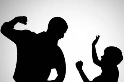 ఏడేళ్ల బాలుడి తల పగలగొట్టిన ప్రియుడు