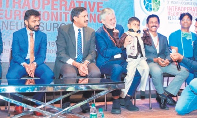 మెదడు ఆపరేషన్ చాలా ఈజీ: మత్తు లేకుండానే సర్జరీ