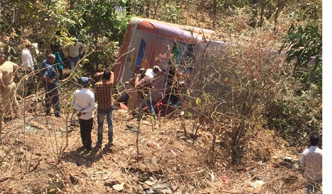 లోయలో పడ్డ బస్సు: నలుగురు మృతి