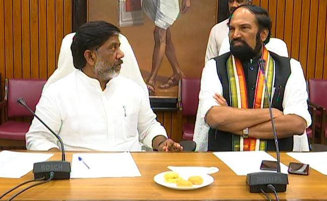 TRS డబ్బులు ఇచ్చి ఎమ్మెల్యేలను కొనుగోలు చేస్తుంది : ఉత్తమ్