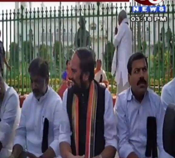 అసెంబ్లీ ముందు కాంగ్రెస్ నేతల ధర్నా