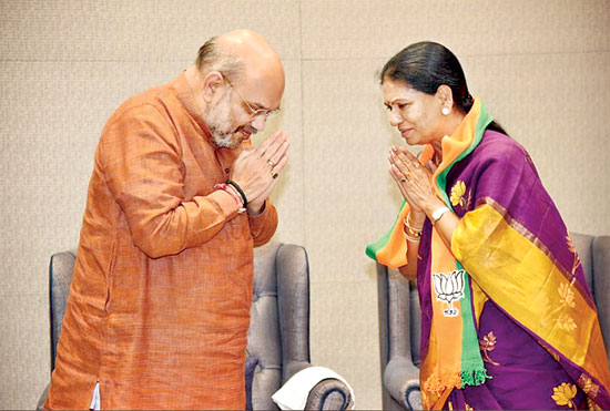 బీజేపీలో చేరిన డీకే అరుణ