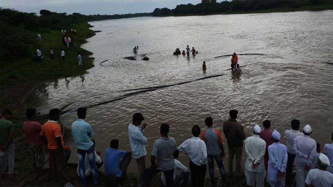 గోదావరిలో ఇద్దరు చిన్నారులు గల్లంతు