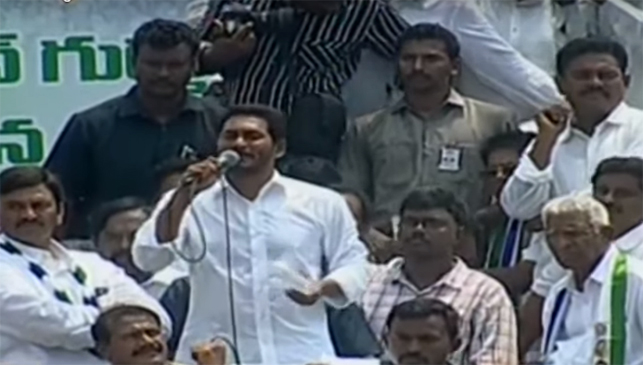 చంద్రబాబు ఇచ్చిన స్క్రిప్ట్‌ పవన్‌ చదువుతున్నారు: YS జగన్