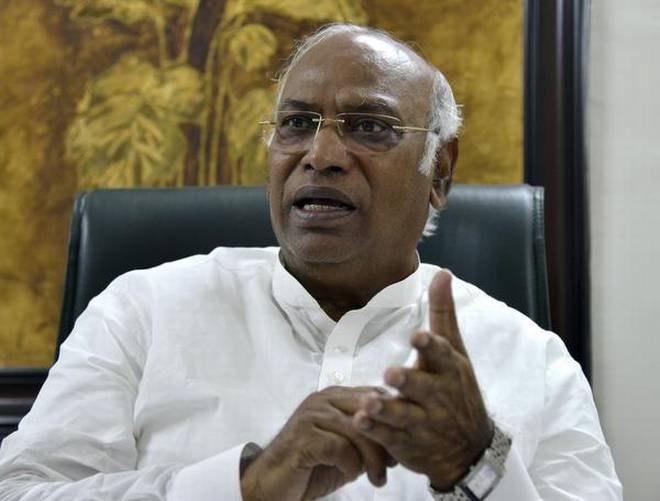 ఆర్మీని అనుమానిస్తుంది మోడీనే: కాంగ్రెస్ నేత ఖర్గే