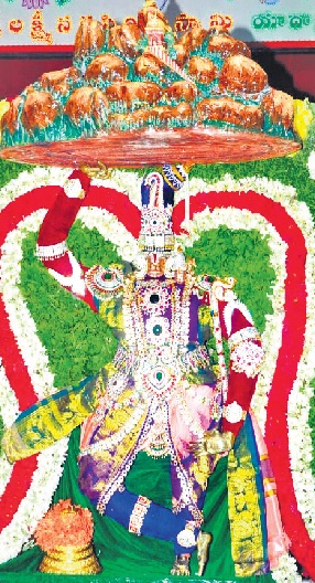 గోవర్ధనగిరిధారిగా లక్ష్మీనర్సింహుడు