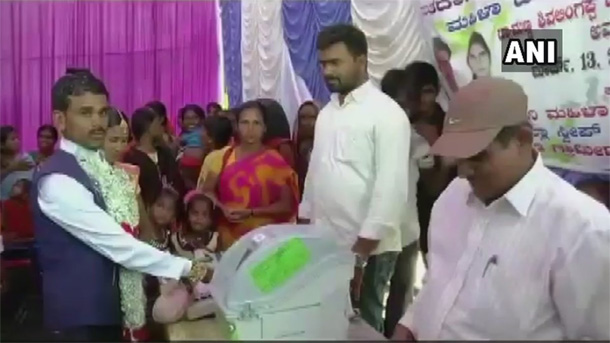 ఈసీ వినూత్న కార్యక్రమం : పెళ్లి వేడుకలో EVM, వీవీ ప్యాలెట్లు