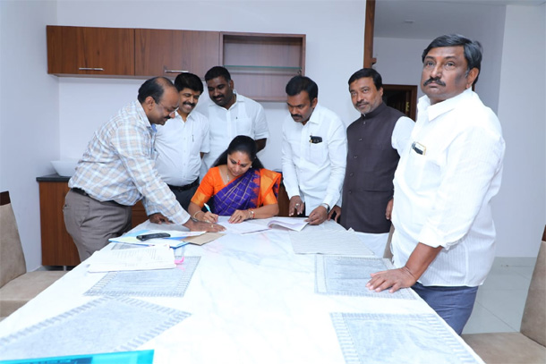 నామినేషన్ వేసిన కవిత