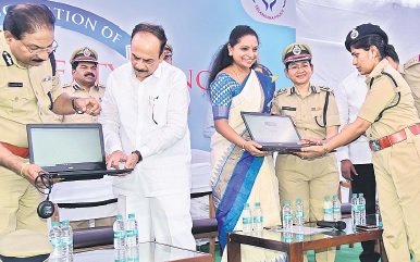 మహిళల కోసం సేఫ్టీ వింగ్